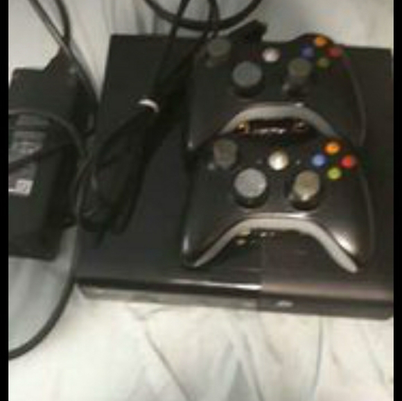 Xbox360e- 12 games, 2 wireless controllers, batteries for the controllers - Picture 2 of 3